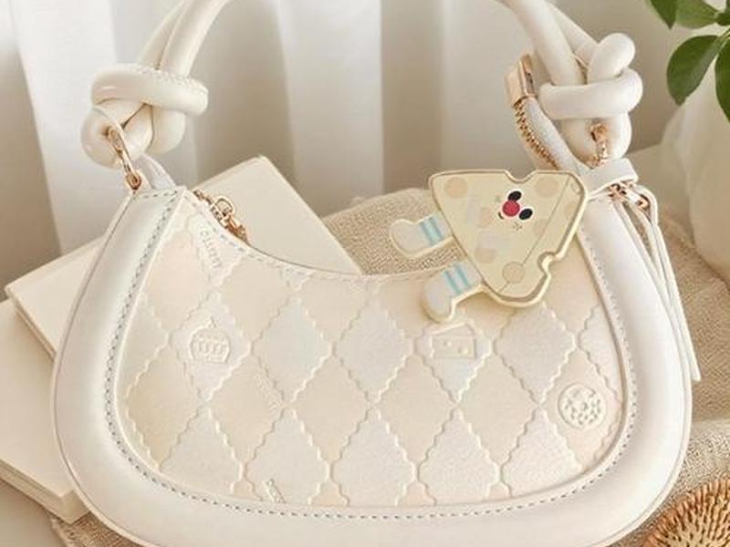 18岁女孩包包高档小巧 适合18岁女孩背的包品牌 18岁女孩包包高档小巧 适合18岁女孩背的包品牌